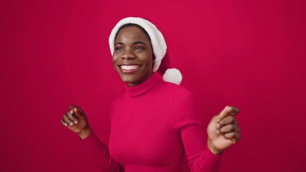 Африканская Американка Рождественской Шляпе Изолированном Красном Фоне — стоковое видео