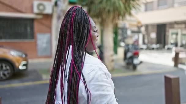美丽的非洲裔美国女人流露出自信 欢快地欢笑着 享受着生活 却漫不经心地站在城市街道上 带着积极和欢乐的笑容 — 图库视频影像