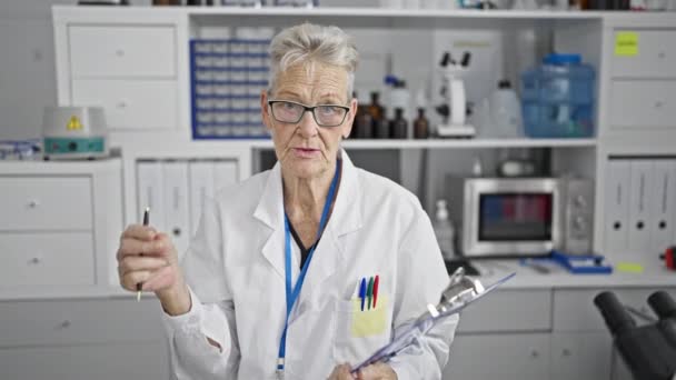 Ohromující Šedovlasá Starší Vědkyně Uprostřed Rozhovoru Vášnivě Hovoří Lékařské Výzkumné — Stock video