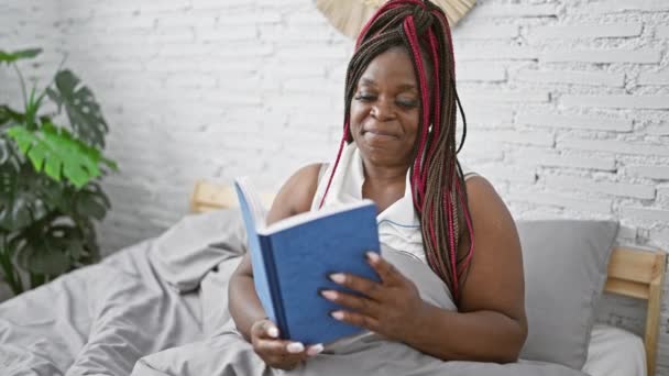 Αυτοπεποίθηση Αφροαμερικανή Γυναίκα Χαλαρώνοντας Στο Άνετο Δωμάτιό Της Απολαμβάνοντας Ένα — Αρχείο Βίντεο