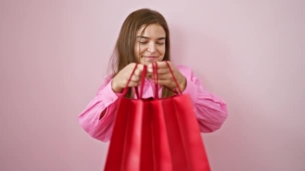 Glada Unga Latinamerikanska Kvinna Pekar Hennes Eleganta Shoppingväskor Glädje Över — Stockvideo