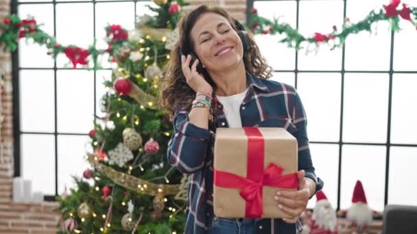 Femme Avec Coffret Cadeau Dans Salon Décoré Noël — Video