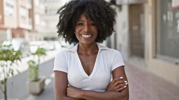 Afrykańska Amerykanka Uśmiechająca Się Pewna Siebie Stojąca Rękoma Skrzyżowanymi Ulicy — Wideo stockowe
