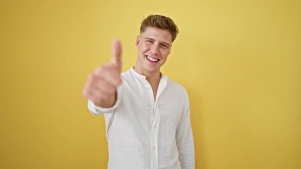 코카서스 즐거운 미소와 손가락 노란색 배경에 — 비디오