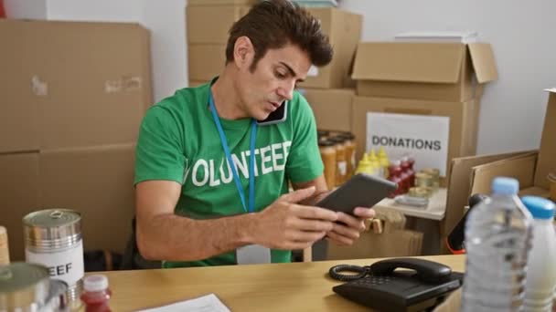 Joven Hispano Voluntario Usando Touchpad Hablando Productos Comprobación Teléfonos Inteligentes — Vídeo de stock