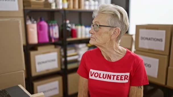 Ältere Grauhaarige Dame Sitzt Tisch Des Caritaszentrums Und Bietet Mit — Stockvideo