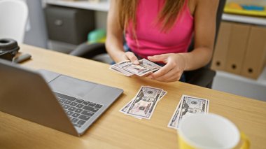 Elde nakit para, ofiste dolar sayan İspanyol iş kadını.