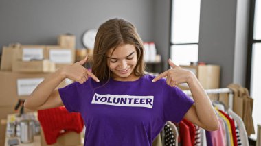 Genç, kendine güvenen İspanyol bir kadının büyüleyici portresi. Canlı bir hayır kurumunda gönüllü üniformasını gösterip bulaşıcı bir şekilde neşe ve birlik yayıyor..