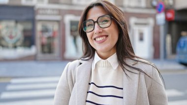 Sokakta kendine güvenen güzel İspanyol bir kadın.