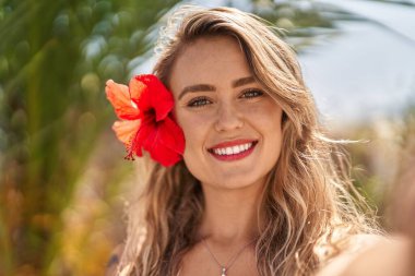 Parkta kendine güvenen genç bir kadın.