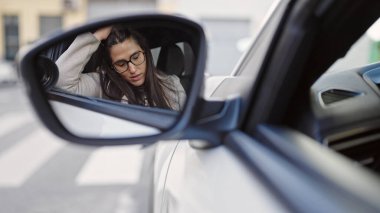 Genç ve güzel İspanyol kadın sokakta arabada otururken strese girdi.