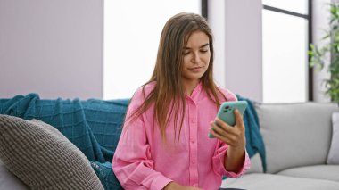 Büyüleyici bir portre. Çekici bir İspanyol kadın. Yoğun bir şekilde odaklanmış. Oturma odasının içinde ciddi bir ifadeyi iletiyordu..