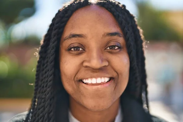 Afroamerykanka Uśmiecha Się Pewnie Stojąc Ulicy — Zdjęcie stockowe