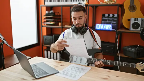 Ung Arabisk Man Musiker Spelar Elgitarr Komponera Låt Med Bärbar — Stockfoto