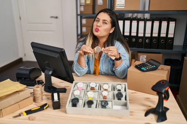 Mulher Hispânica Jovem Trabalhando Pequenos Negócios Comércio Eletrônico Vendendo Relógios — Fotografia de Stock