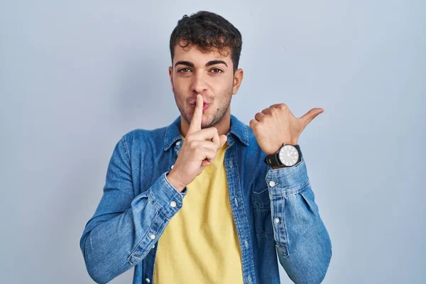 Young Hispanic Man Standing Blue Background Asking Quiet Finger Lips — Stock Photo, Image