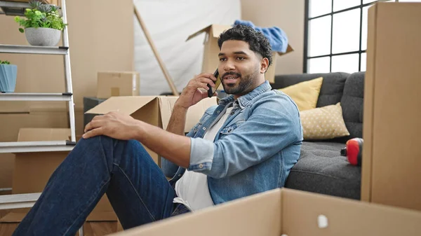 Afričan Američan Mluví Smartphone Sedí Podlaze Novém Domově — Stock fotografie