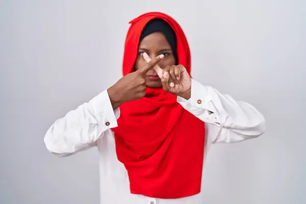 Young Arab Woman Wearing Traditional Islamic Hijab Scarf Rejection Expression — Stock Photo, Image