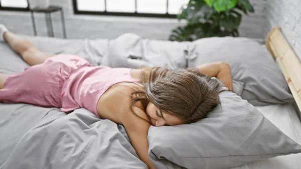 Relaxing Home Young Beautiful Hispanic Woman Lies Her Cozy Bed — Stock Photo, Image