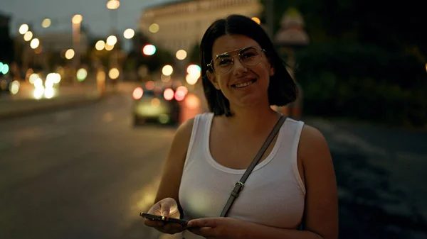 Молодая Красивая Латиноамериканка Улыбается Счастливой Используя Смартфон Улицах Ночью — стоковое фото