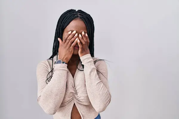 Африканская Женщина Косичками Стоящая Белом Фоне Массируя Глаза Усталости Головной — стоковое фото
