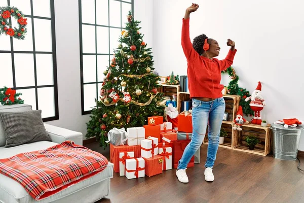 Afro Amerikaanse Vrouw Luisteren Naar Muziek Dansen Staan Door Kerstboom — Stockfoto