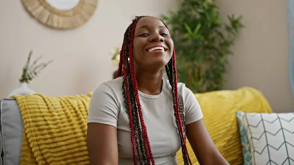 Een Zelfverzekerde Afrikaans Amerikaanse Vrouw Straalt Vreugde Uit Comfortabel Rustend — Stockfoto