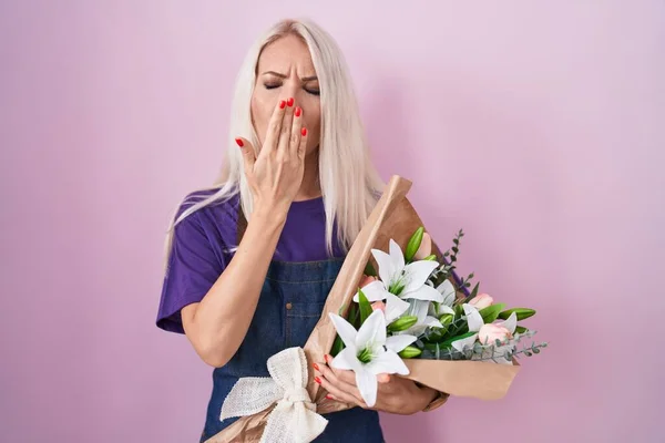 Caucasian Woman Holding Bouquet White Flowers Bored Yawning Tired Covering — Stock Photo, Image