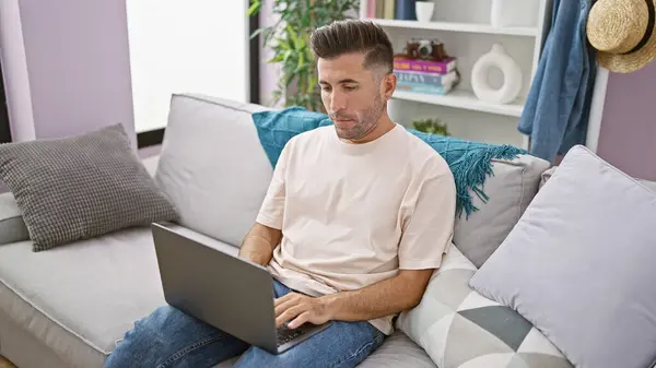 Focado Jovem Hispânico Absorvido Seu Laptop Enquanto Trabalhava Online Sentado — Fotografia de Stock