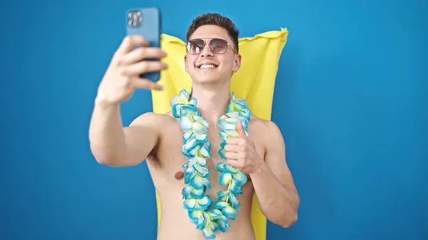 Young Hispanic Man Tourist Make Selfie Smartphone Relaxed Inflatable Pool — Stock Photo, Image