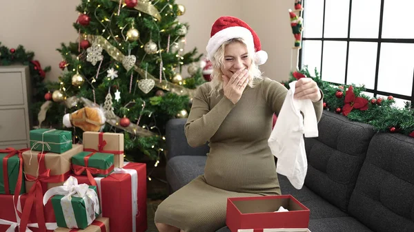 Mladá Těhotná Žena Nosí Vánoční Klobouk Unpacking Baby Oblečení Doma — Stock fotografie