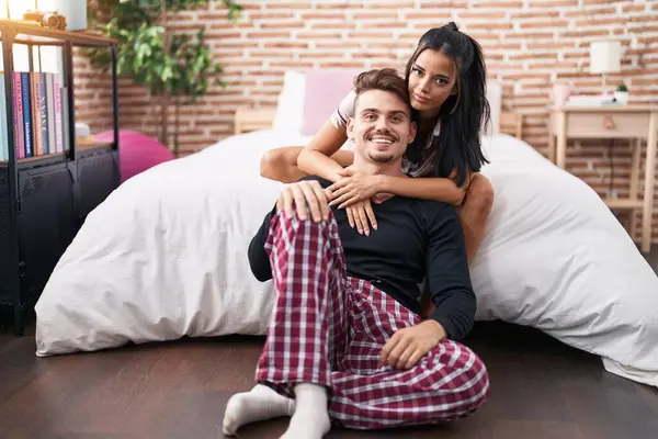 男と女のカップル抱擁お互いに座っています上のベッドルームで — ストック写真