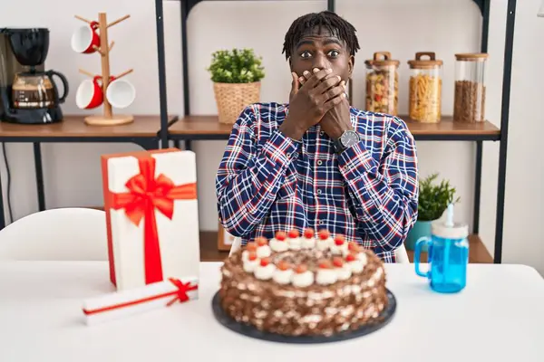 Afrikai Férfi Rasztával Ünnepli Születésnapját Kezében Nagy Csokitortát Tartva Sokkolta — Stock Fotó