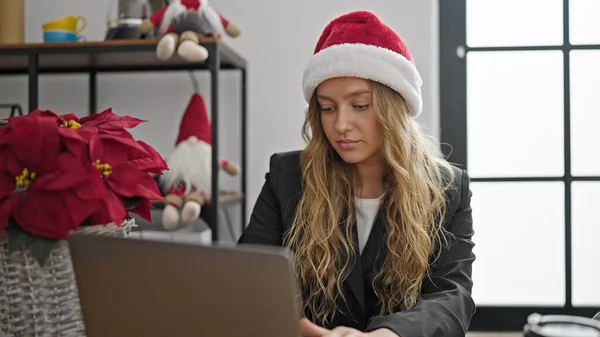 Νέα Ξανθιά Εργαζόμενη Επιχείρηση Γυναίκα Γιορτάζει Χριστούγεννα Χρησιμοποιώντας Φορητό Υπολογιστή — Φωτογραφία Αρχείου