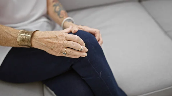 Elderly Woman Suffering Tremendous Knee Pain Adult Resting Despondently Comfort — Stock Photo, Image