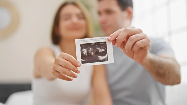 Schönes Paar Mit Baby Ultraschall Lächelt Ins Schlafzimmer — Stockfoto