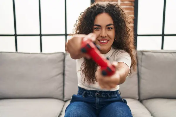 Nuori Kaunis Latino Nainen Pelaa Videopeli Istuu Sohvalla Kotona — kuvapankkivalokuva