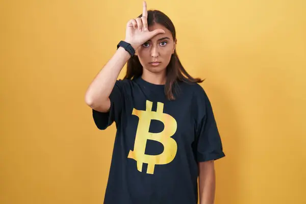 Jovem Hispânica Vestindo Camiseta Bitcoin Zombando Pessoas Com Dedos Testa — Fotografia de Stock
