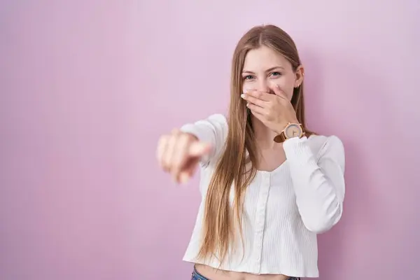 Young Caucasian Woman Standing Pink Background Laughing You Pointing Finger — Stock Photo, Image
