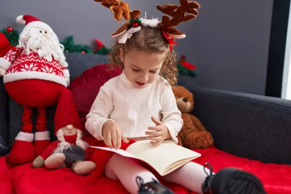 Adorable Chica Rubia Leyendo Libro Sentado Sofá Por Decoración Navidad — Foto de Stock