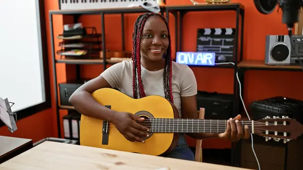 Улыбающаяся Африканская Американка Играет Классическую Мелодию Гитаре Помещении Исключительный Музыкант — стоковое фото