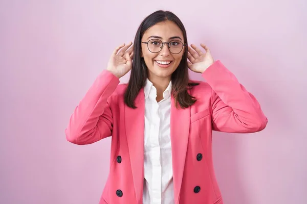 Mujer Hispana Joven Con Ropa Negocios Gafas Sonrientes Tirando Las — Foto de Stock