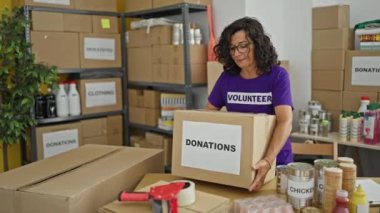 Gönüllü bağış kutusunu tutuyor.