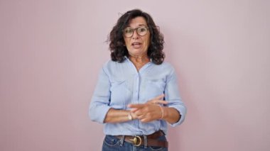 Kızgın yüzlü orta yaşlı kadın.