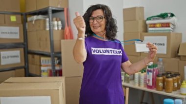 Bağış merkezinde bağış kutusu olan bir kadın gönüllü.