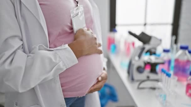 Laboratuvarda Tıbbî Araştırma Dünyasına Dalmışken Spanyol Kadın Bilim Adamının Hamile — Stok video
