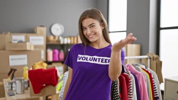Jovem Bela Mulher Hispânica Voluntária Sorrindo Confiante Apontando Para Câmera — Vídeo de Stock