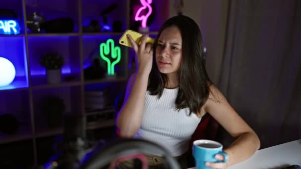 Büyüleyici Bir Akarsu Gecesi Oyuna Dalmış Genç Güzel Spanyol Kadın — Stok video