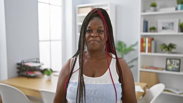 Mujer Negocios Afroamericana Confianza Que Domina Paisaje Oficina Mostrando Magistralmente — Vídeo de stock