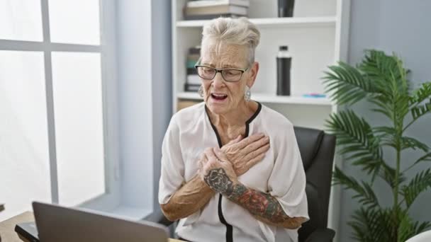Zestresowana Przepracowana Siwowłosy Starszy Biznes Kobieta Cierpi Atak Serca Pracy — Wideo stockowe